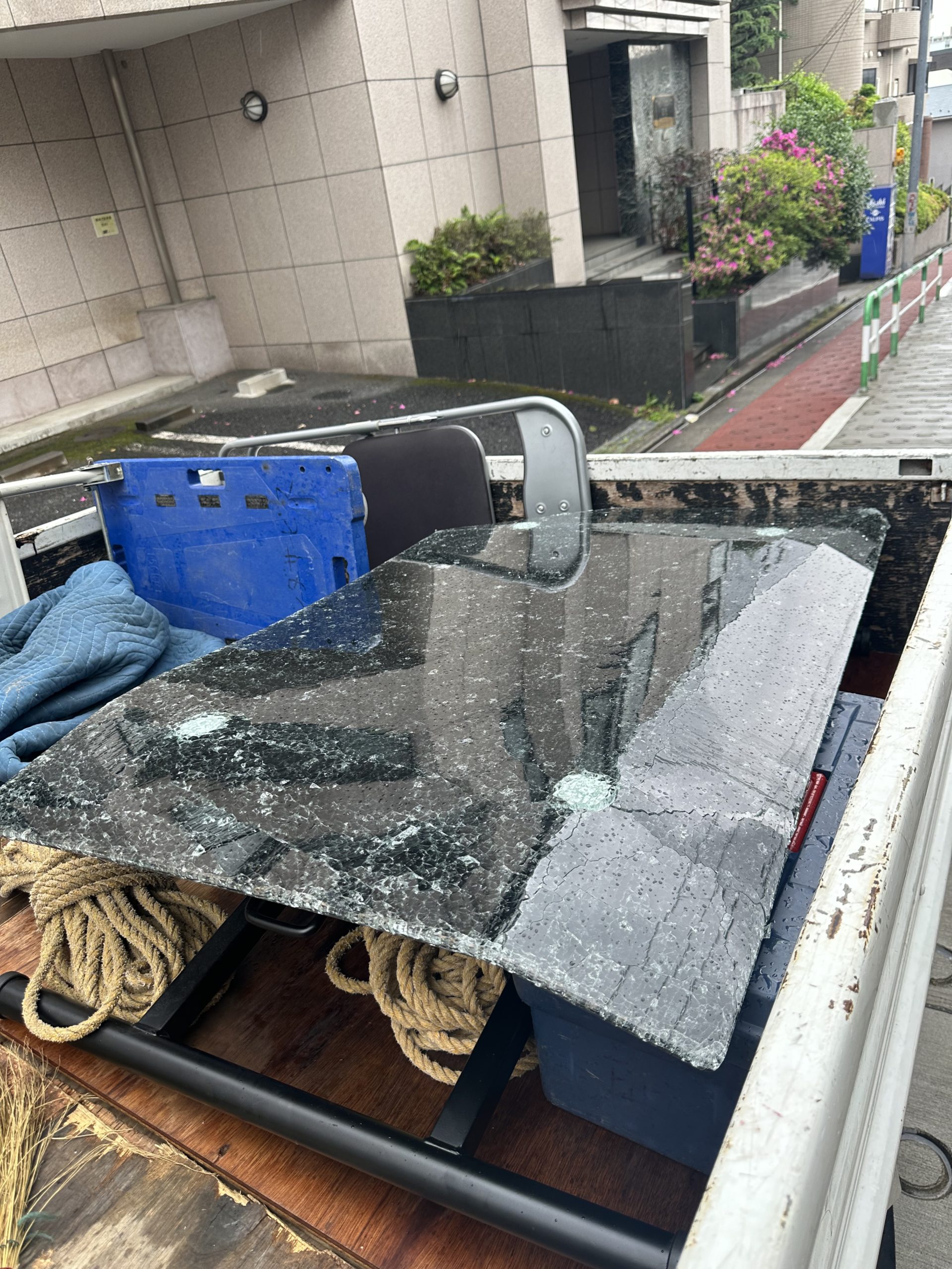 東京都　壊れたガラステーブル